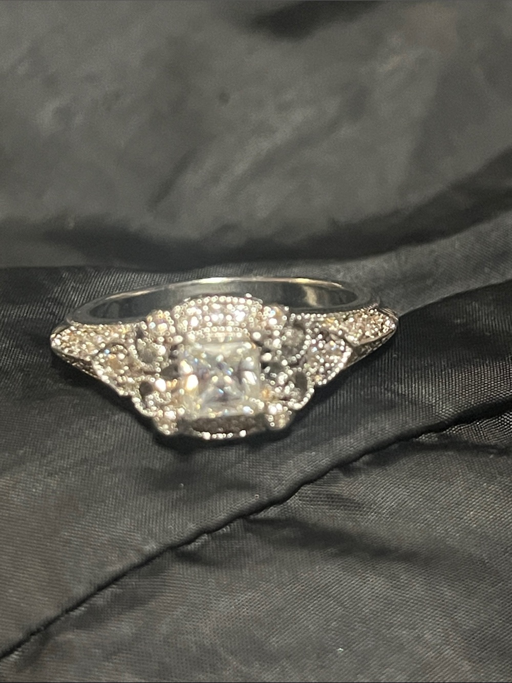 Elegant Silver-Tone Vintage Style Moissanite Ring - White